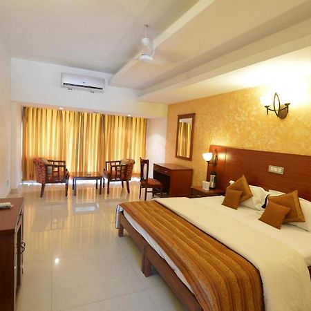 Hotel Raj Hans, Faridabad Exterior foto