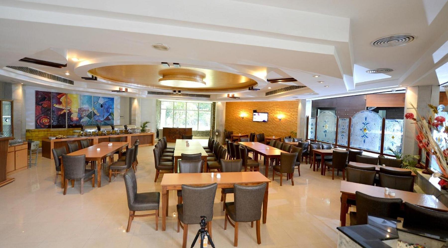 Hotel Raj Hans, Faridabad Exterior foto